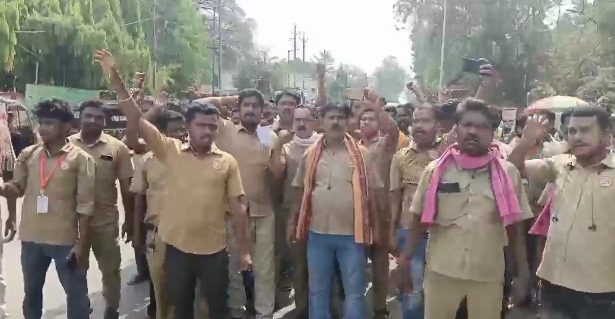 ଡ୍ରାଇଭର ମହାସଂଘ ମୁଖ୍ୟମନ୍ତ୍ରୀ ଙ୍କ ଉଦ୍ଦେଶ୍ୟରେ ଜିଲ୍ଲାପାଳ ଙ୍କୁ ଦେଲେ ଦାବିପତ୍ର I
