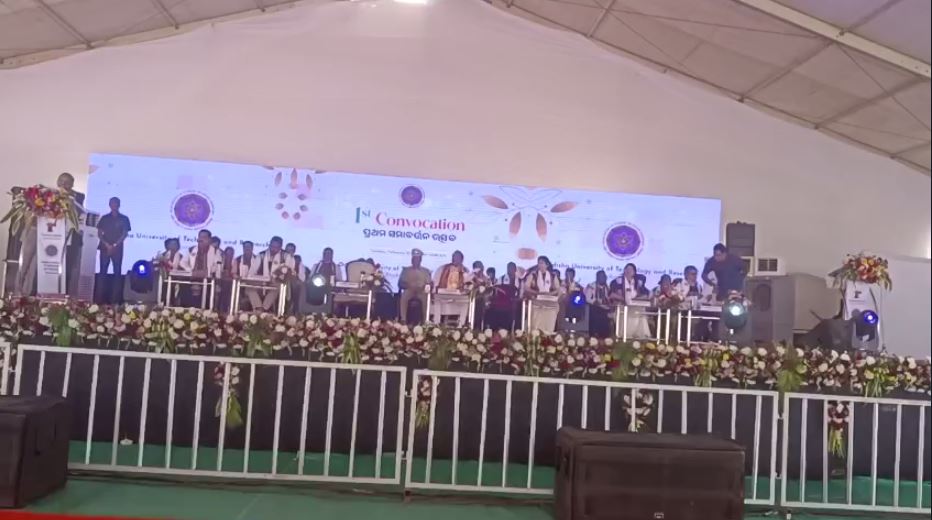 ‘ଓୟୁଟିଆର’ର ପ୍ରଥମ ସମାବର୍ତ୍ତନ ଉତ୍ସବ,୨୦୯୨ ଛାତ୍ରଛାତ୍ରୀଙ୍କୁ ଦିଆଗଲା ଡ଼ିଗ୍ରୀ ସାର୍ଟିଫିକେଟ୍‌ ।